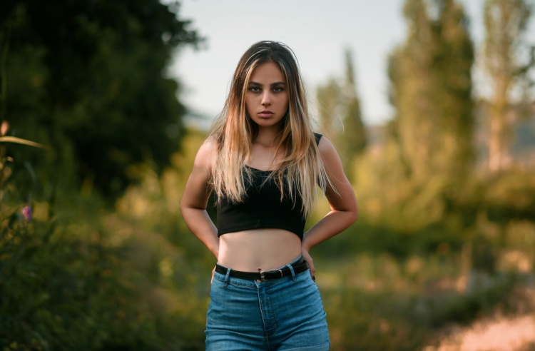 Красивая девушка по пояс