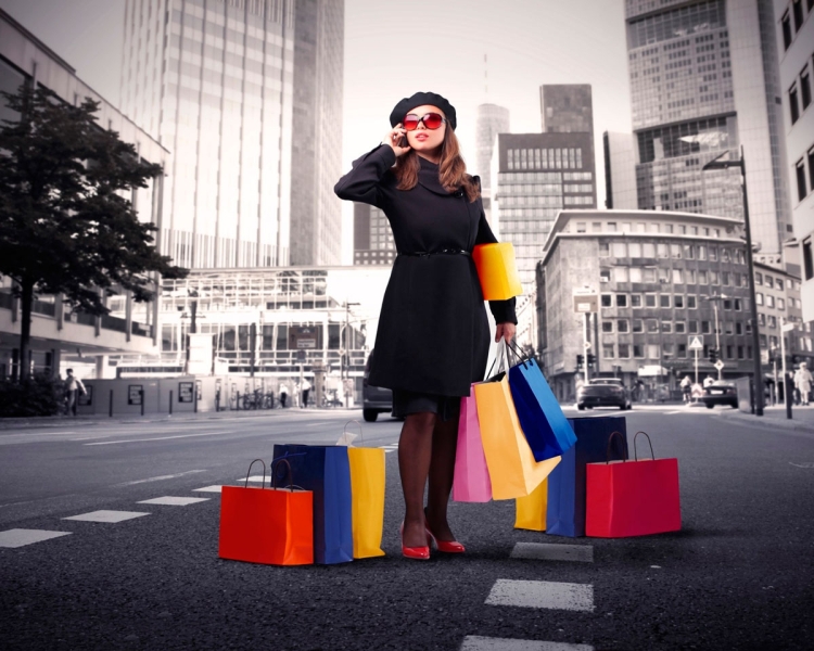 Яркая стильная девушка