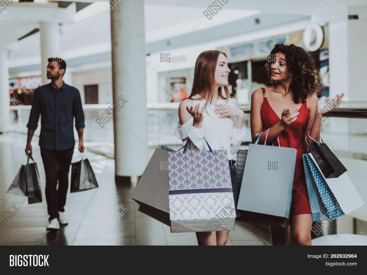 Девушка в торговом центре с пакетами