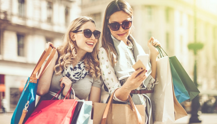 Девушка с покупками