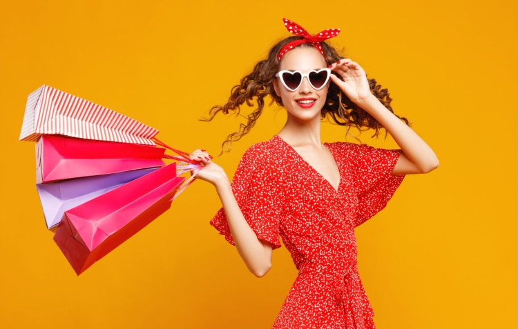 Люди на желтом фоне с покупками