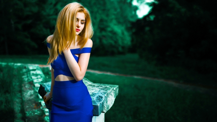 Девушка в голубом платье