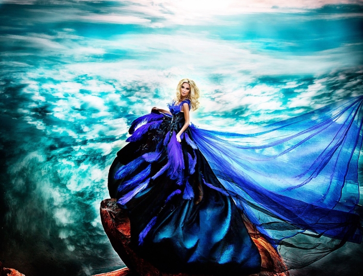 Девушка в длинном платье