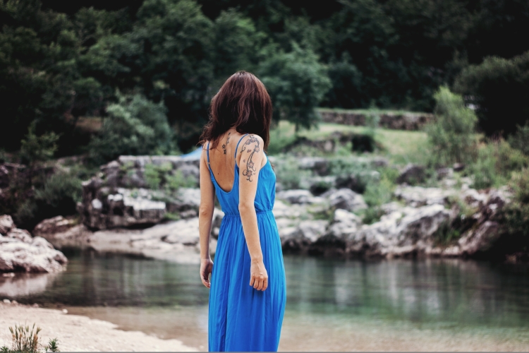 Блондинка в длинном голубом платье