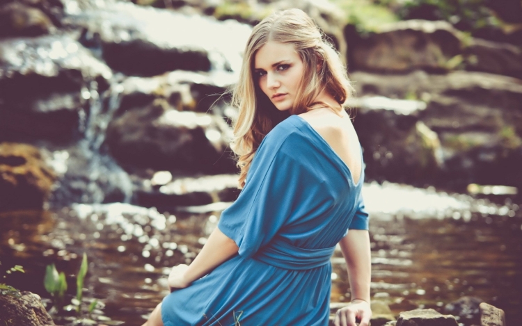 Девушка в синем платье