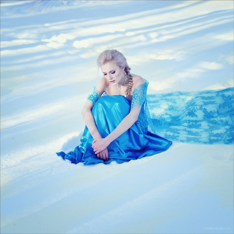 Девушка в синем платье