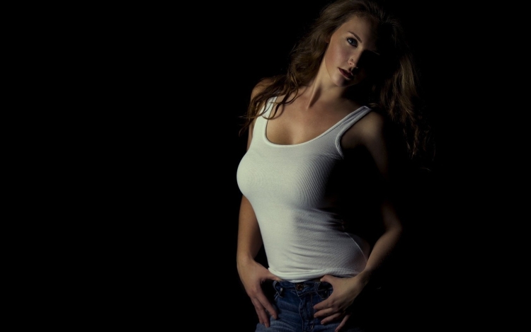 Брюнетка с красивым декольте