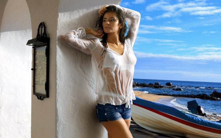 Мокрые майки на девушках