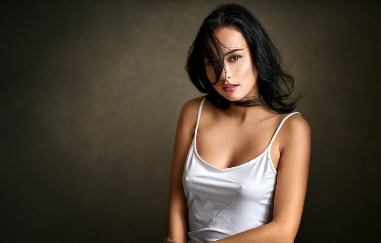 Девушка в белой майке