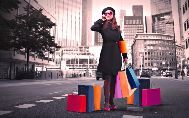 Стильная девушка на шопинге