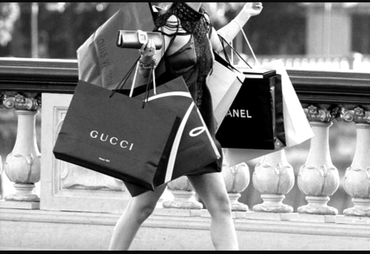 Девушка с пакетами