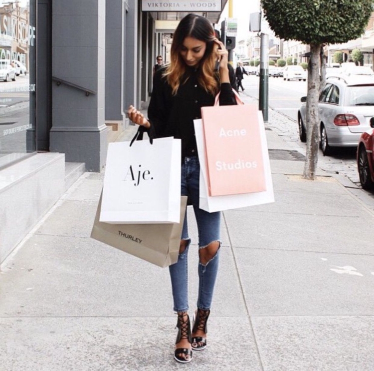 Девушка с пакетами брендов