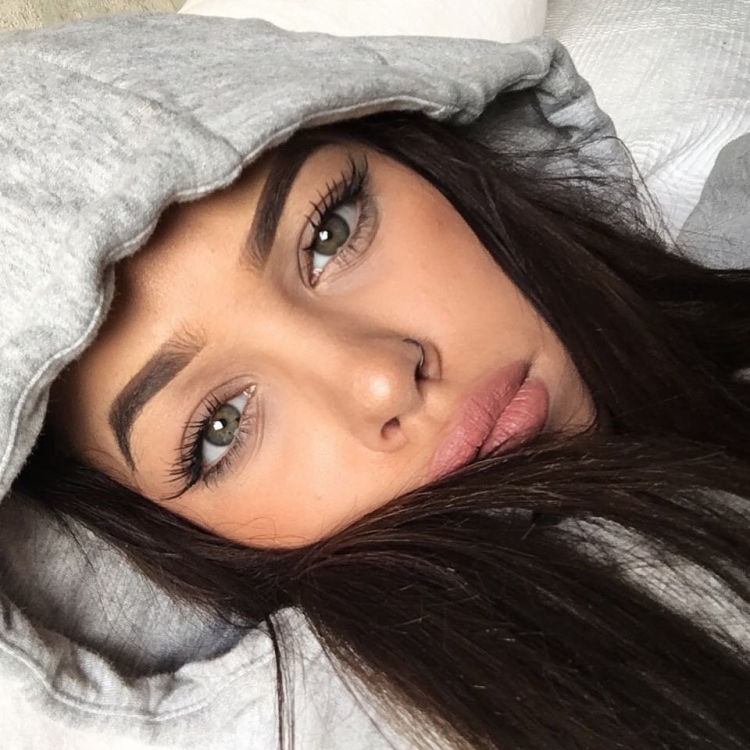 Брюнетка с большими глазами