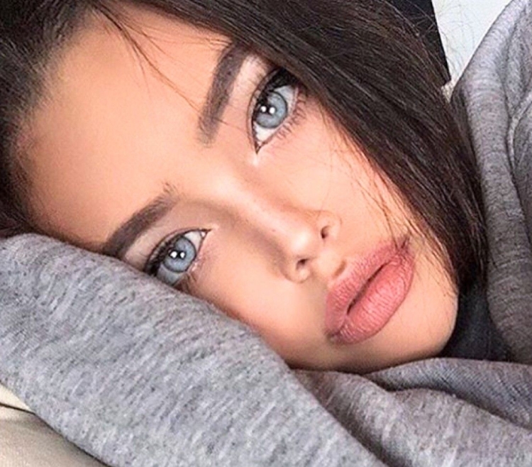 Девочки подростки с пухлыми губами