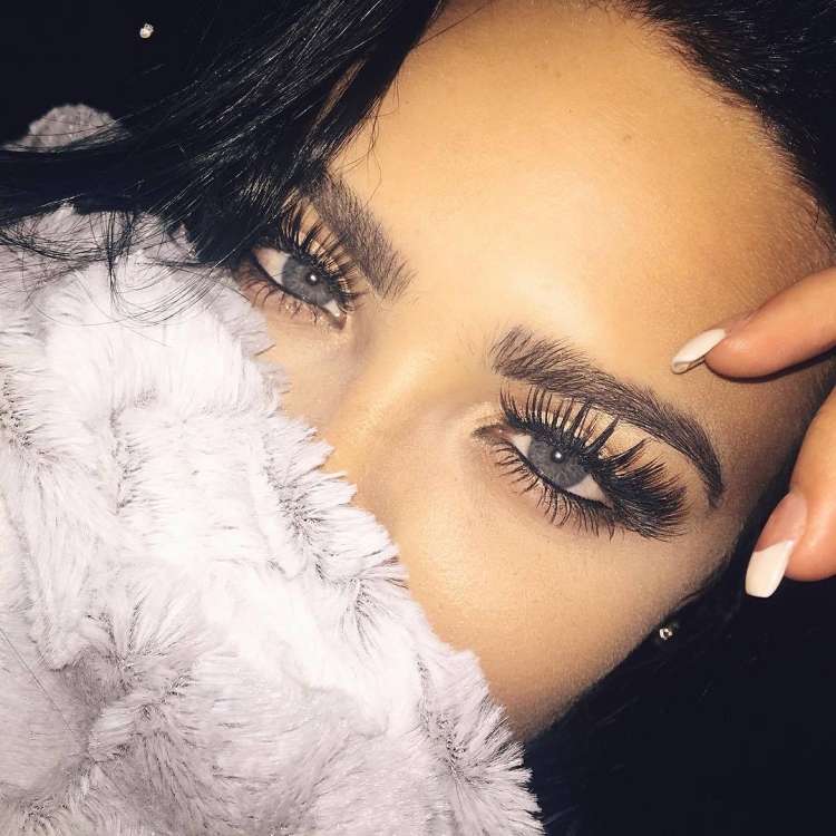 Девушка с ресницами