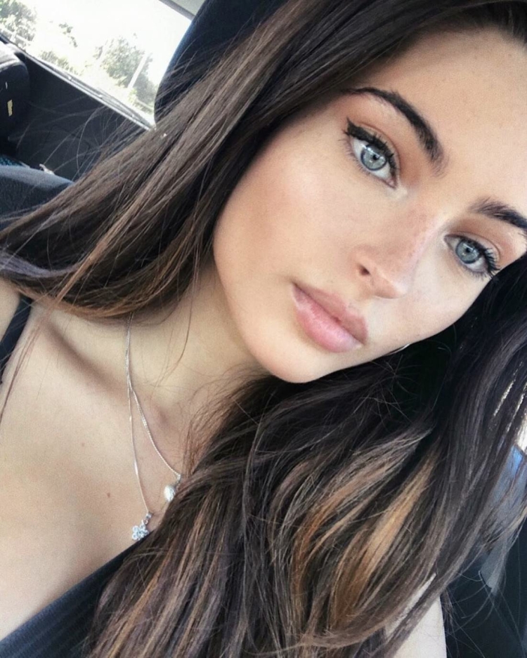 Брюнетки с голубыми гла