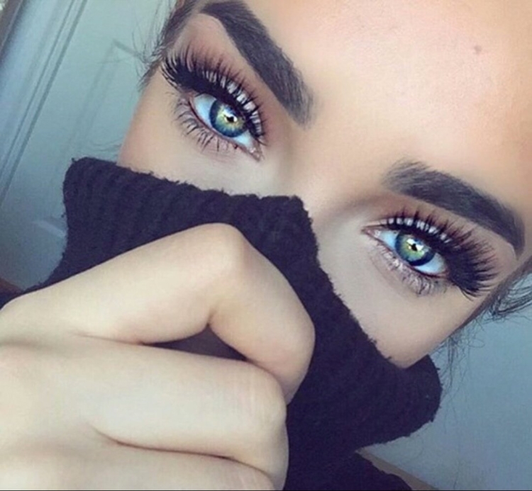 Красивый глаз с ресницами