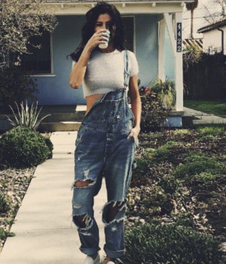 Девушка в джинсовом комбезе