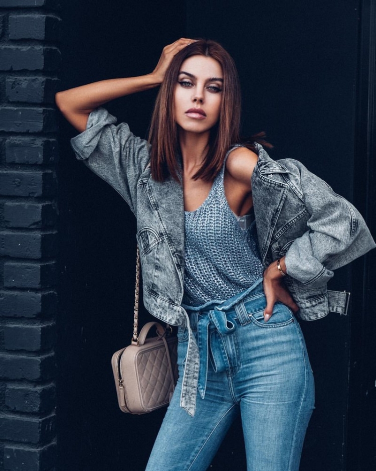 Эмили Ратажковски в джинсовке