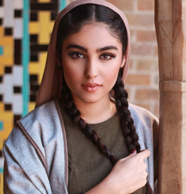 Иранская девушка с зелеными глазами