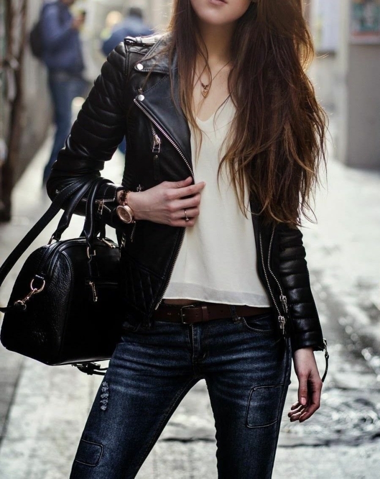 Девушка в косухе ночь