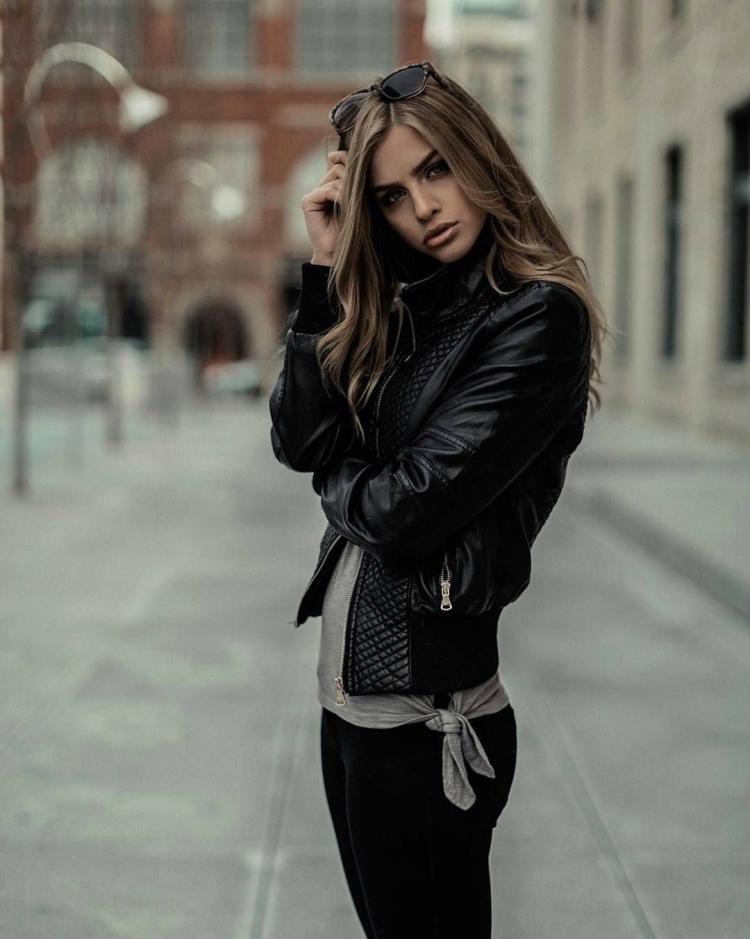 Рианна в косухе