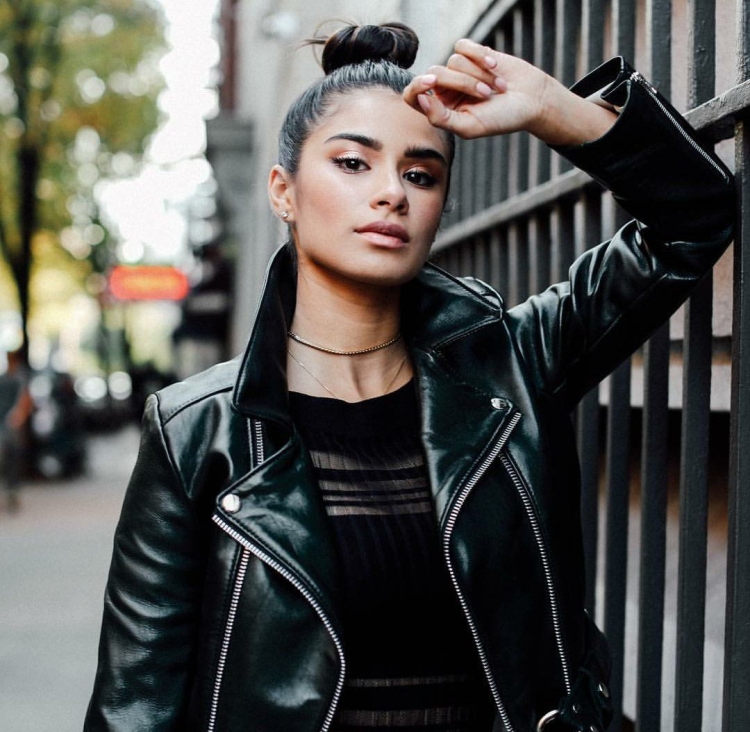 Девушка в кожаном куртке