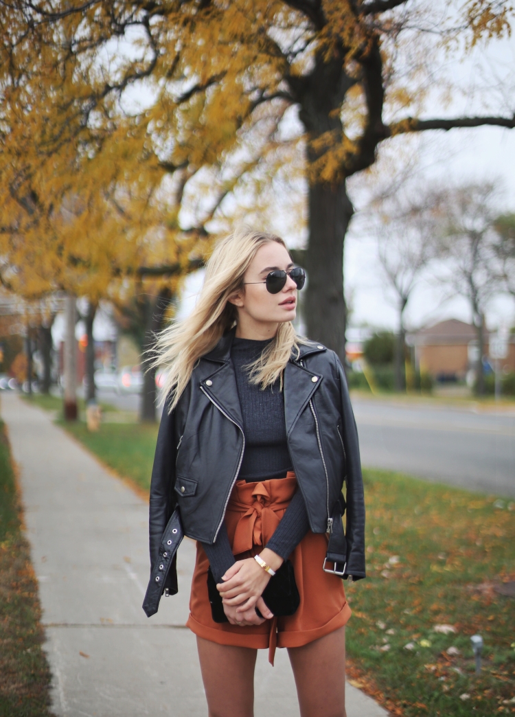 Стильная девушка в Кожанке