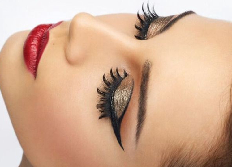 Накладные ресницы на девушках