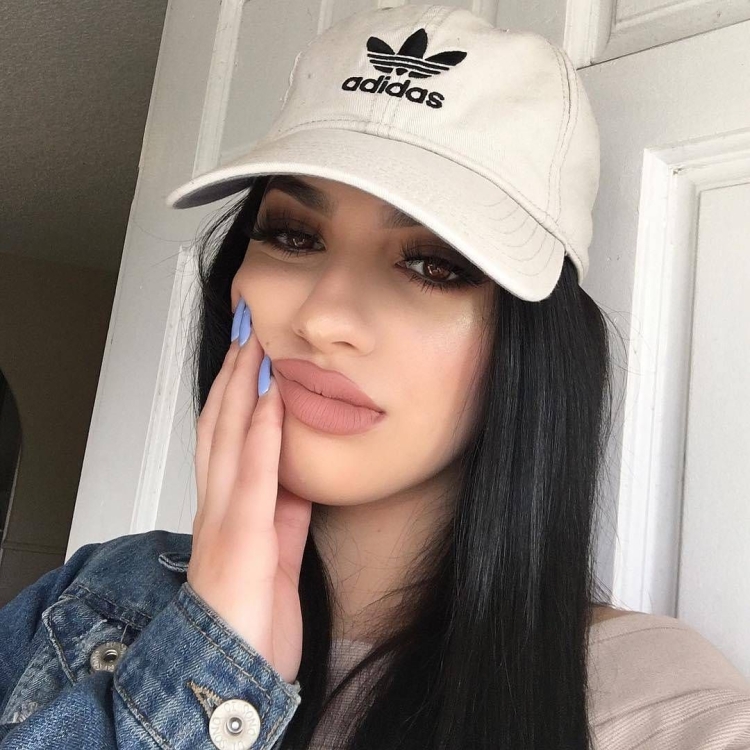 Девушка селфи красивая в кепке адидас