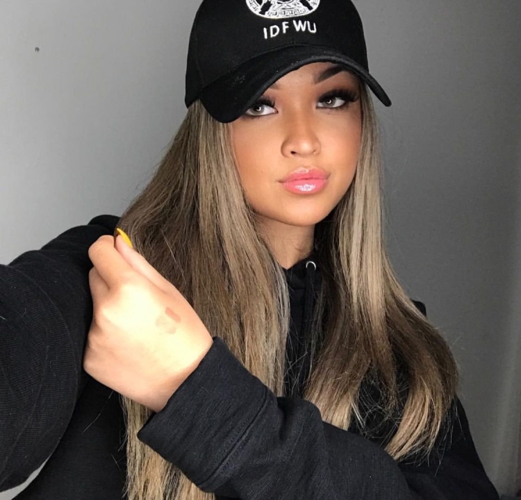 Девушка в кепке и очках