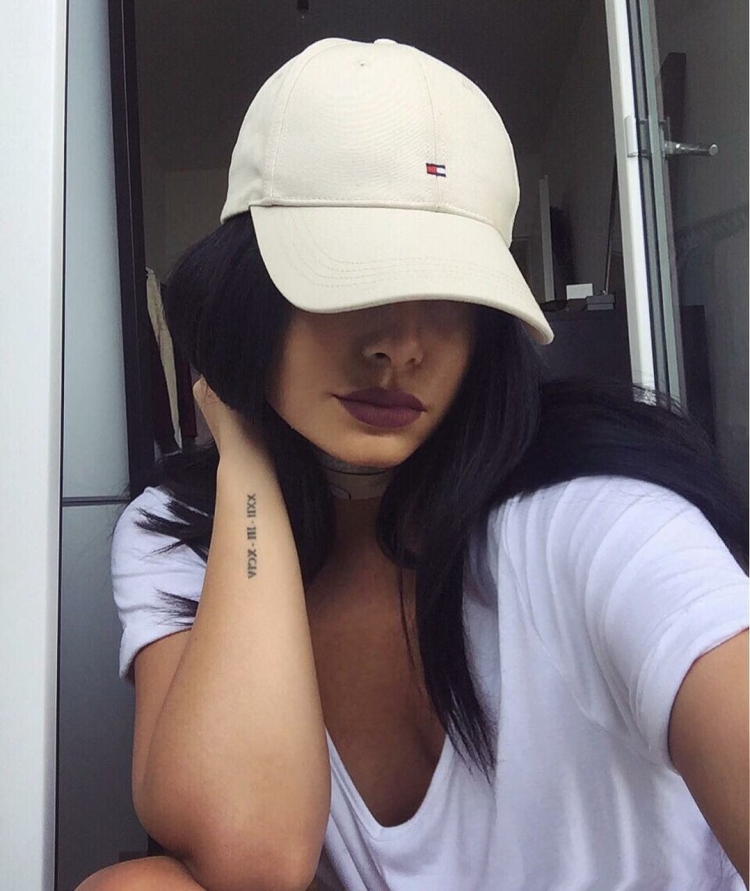 Брюнетка в кепке