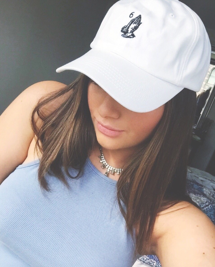 Блондинка в бейсболке