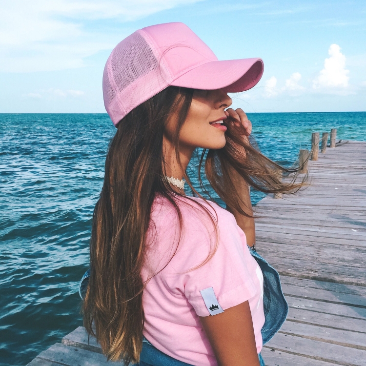 Красивые шатенки в бейсболке