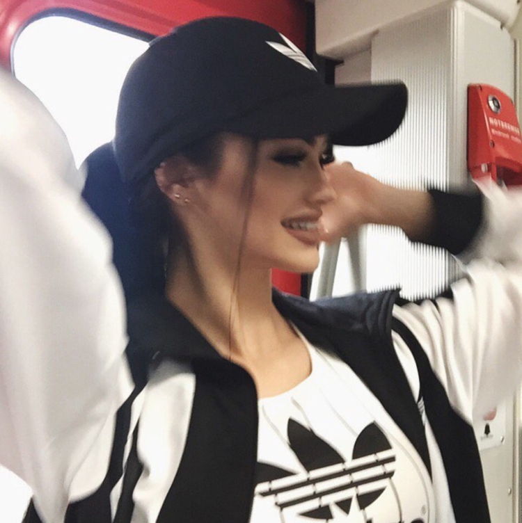 Девушки в бейсболках селфи