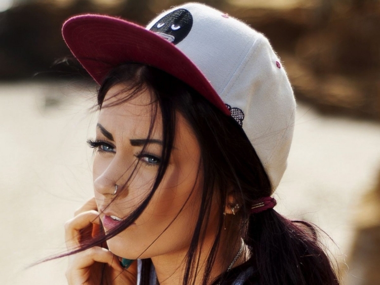 Красивые девушки в красной кепке