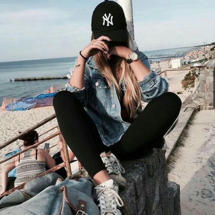 Спортивные девушки в кепке