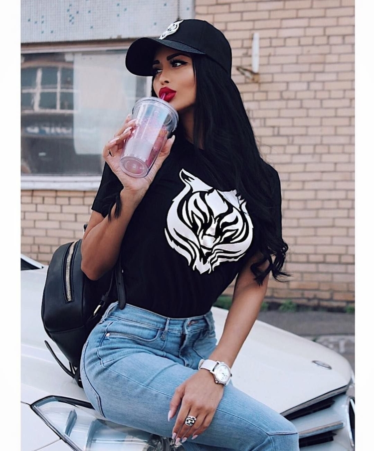 Девушка в кепке летом