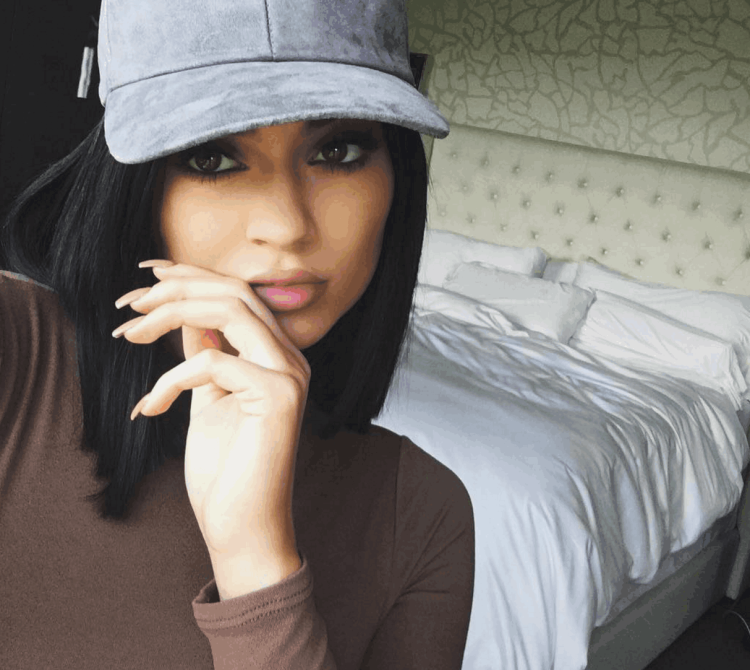 Девушка в бейсболке со спины