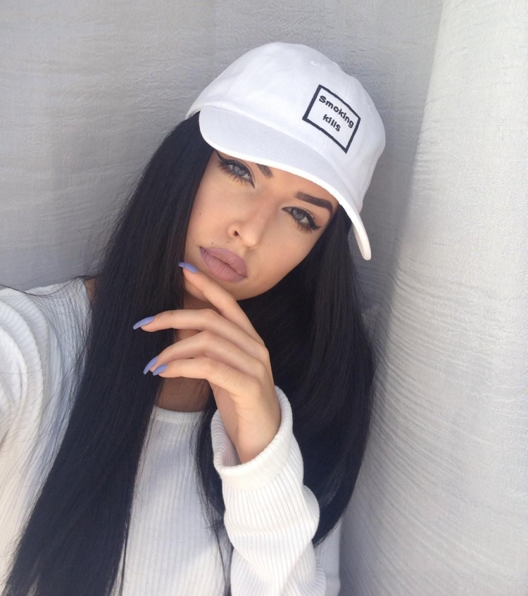 Блондинка в бейсболке