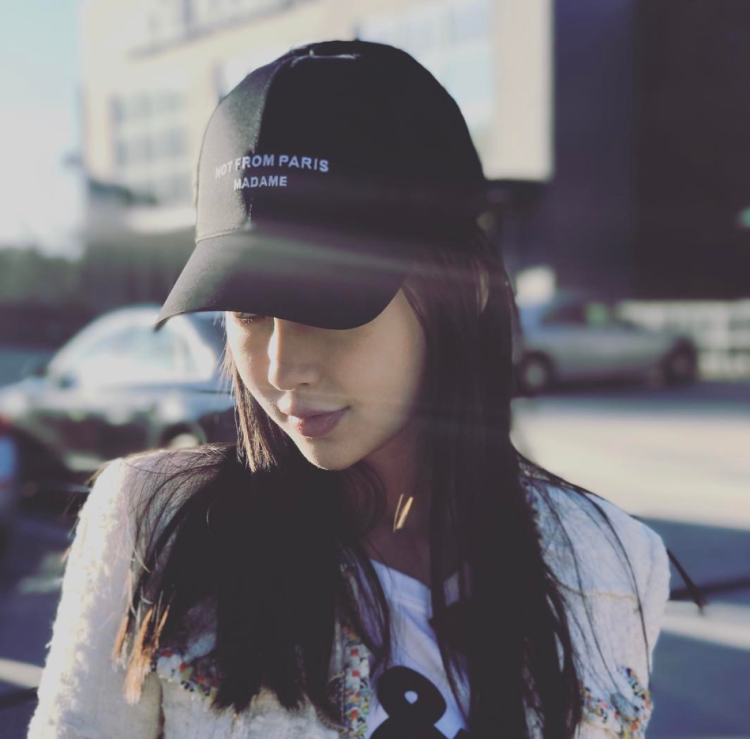 Красивая девушка в кепке