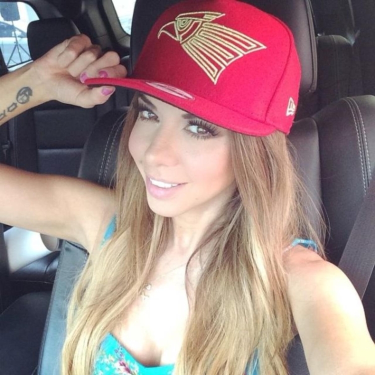 Девушка в кепке