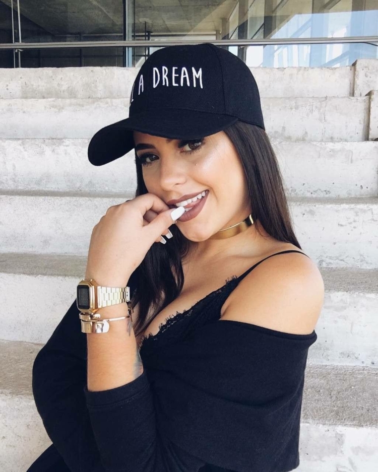 Девушка брюнетка в кепке