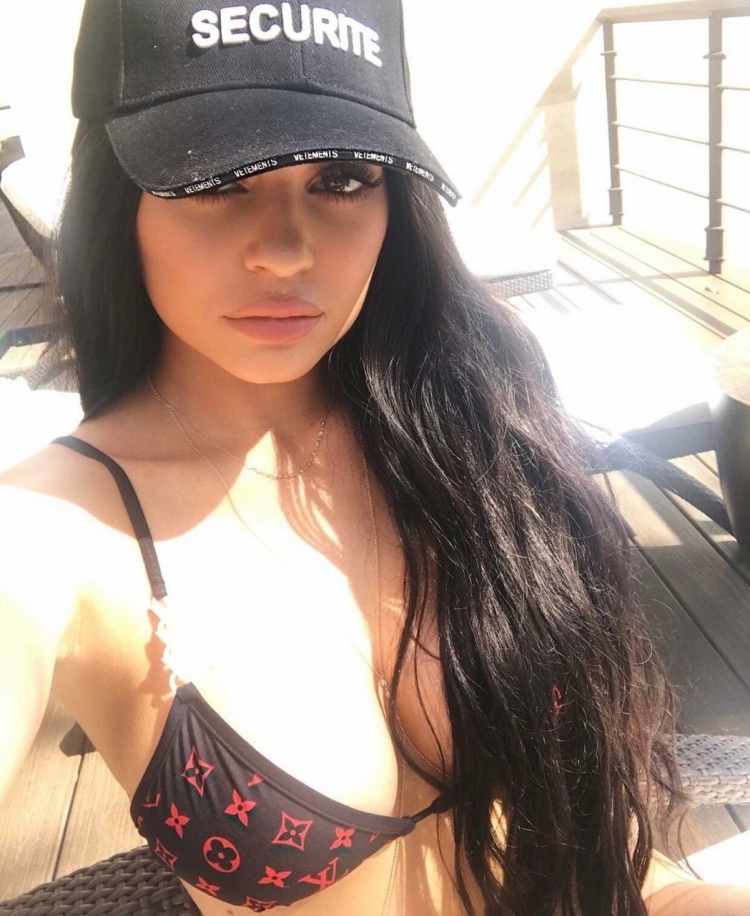 Аманда Хаммер брюнетка