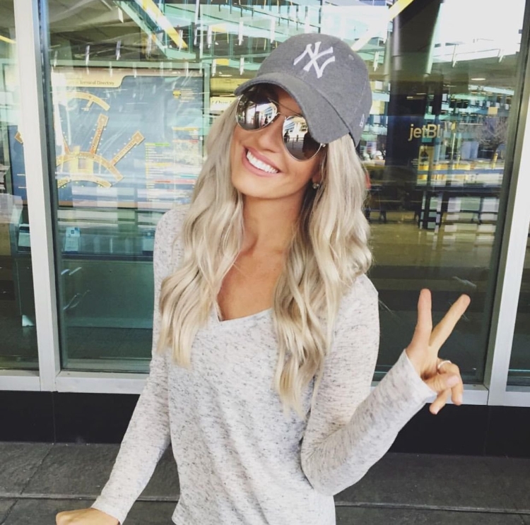 Девушка в кепке