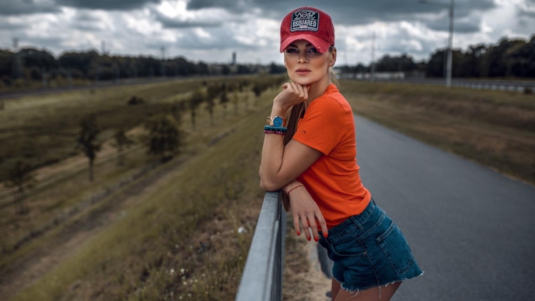 Брюнетка в белой бейсболке