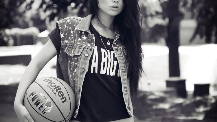 Девушка в бейсболке