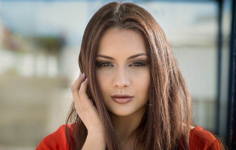 Брюнетка с карими глазами