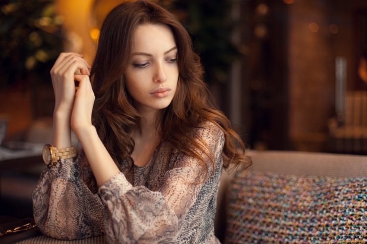 Задумчивая девушка