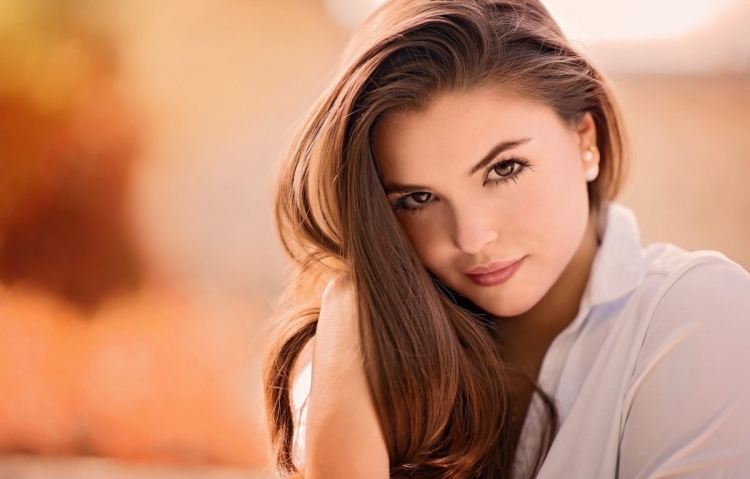 Кареглазая шатенка